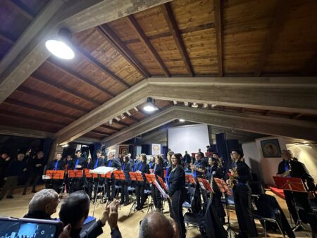 La musica che unisce: il concerto di Natale della Banda di Trivigliano emoziona la Comunità in Dialogo