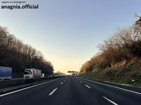 Viaggio con brivido sull’Autostrada del Sole: tra Frosinone e Roma l’asfalto cede e la sicurezza si allontana