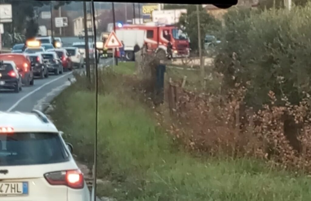 Scontro sulla via Anticolana: due auto coinvolte al km 2, traffico nel caos ad Anagni