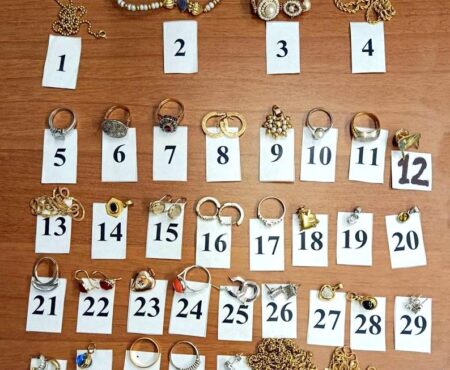 Il “kit del finto finanziere” tra i sedili della 500X: la Polizia Stradale di Frosinone smaschera i truffatori degli anziani