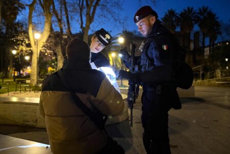 Roma, scacco ai borseggiatori: 10 arresti in tre giorni tra ristoranti di lusso, autobus e negozi