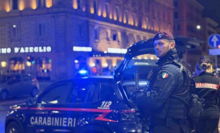 Termini, tassista minacciato con una bottiglia: intervento lampo dei Carabinieri sventata la rapina