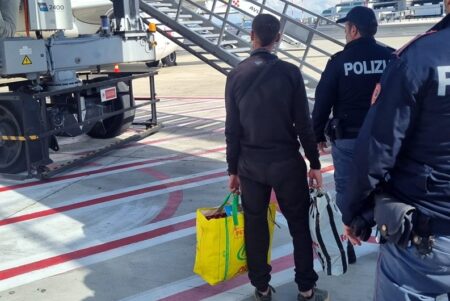 Immigrazione clandestina, espulso cittadino peruviano: scortato fino a Fiumicino dalla Polizia di Stato
