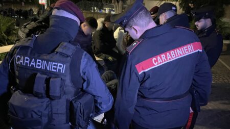 Roma, scacco alla microcriminalità tra Termini e Colosseo: in campo anche i paracadutisti del Tuscania