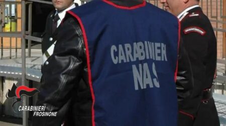 Sequestrati 60 quintali di carta plastificata abusiva nel Sorano: rischi per la salute dei consumatori