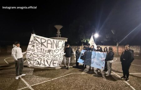 L’abbraccio di Torre Cajetani per Francesco: fiaccole e silenzio per salutare il quattordicenne