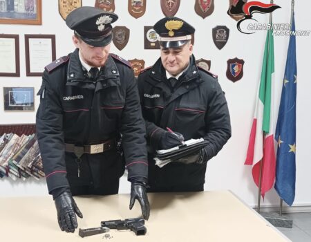 Porto abusivo di armi e rifiuto di sottoporsi all’accertamento etilometrico: 62enne denunciato