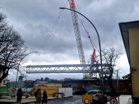 Stazione di Frosinone, varato il nuovo sovrappasso pedonale: il sindaco Riccardo Mastrangeli “un’opera che ricuce la città”