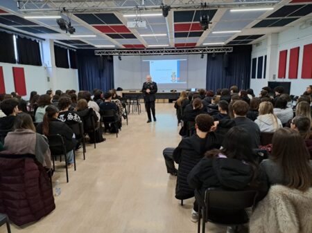 Anagni, i Carabinieri salgono in cattedra: lezione di legalità per cento studenti
