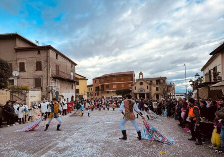 Supino, trionfa la decima edizione del “Carnevale a Sorpresa”: il centro storico si accende di colori e partecipazione