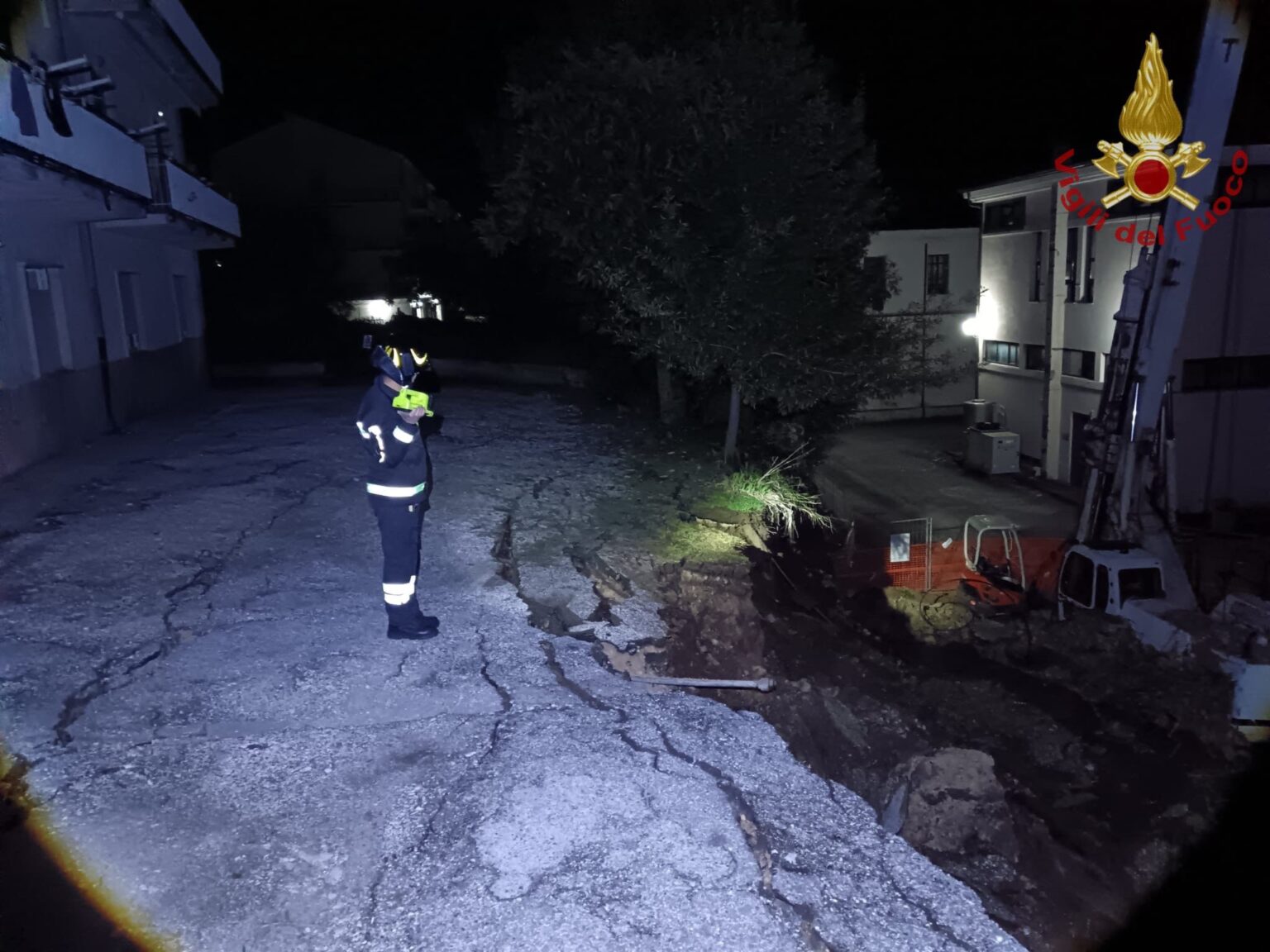 Arce, crolla nella notte il muro accanto alla scuola “Giovanni Paolo II”: evacuate famiglie e area interdetta