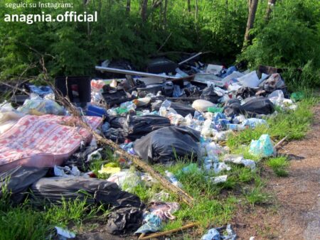 Ceccano, l’occhio delle fototrappole non perdona: incastrato “furbetto” dei rifiuti in periferia