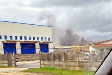 Ferentino scalo. Incendio in un’autofficina, sul posto i VVF