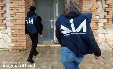 Aprilia, bunker in cucina e fuga sotterranea: sequestro da 10 milioni al “Capo dei Capi”