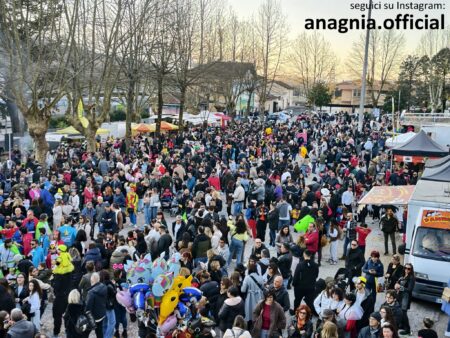 Ceccano in festa per il Carnevale: migliaia di persone colorano la città