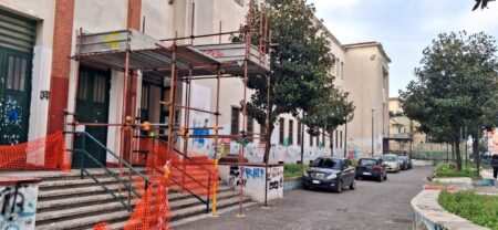 Cornicioni caduti, infiltrazioni e caos all’ingresso: il plesso Sarria-Monti di Napoli abbandonato a sé stessa