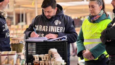 Roma, controlli al mercato di Campo de’ Fiori: Carabinieri e Polizia di Roma Capitale verificano 18 attività