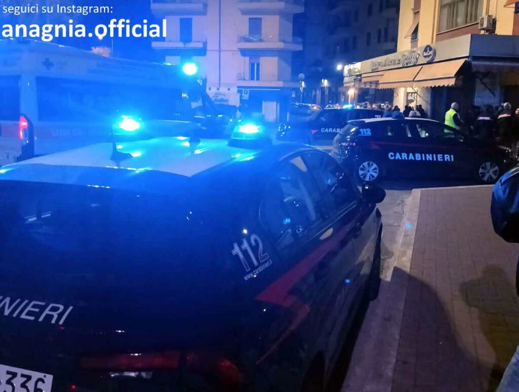 Notte di caos in piazza Aldo Moro, a Colleferro: uomo in escandescenza danneggia un locale e finisce al pronto soccorso