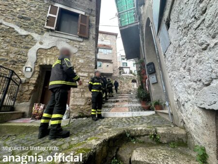 Anagni. Residenti accompagnati dai VV.F. per recuperare oggetti nello stabile pericolante in vicolo Ponente