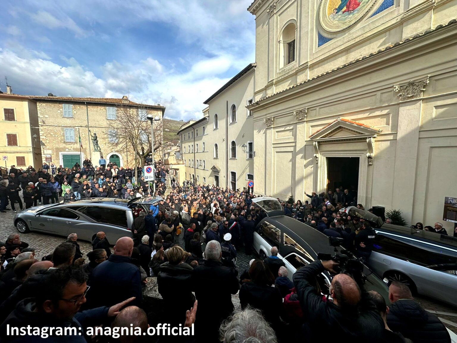 In migliaia – ad Acuto – per l’addio a Mauro, Emiliano e Valentino