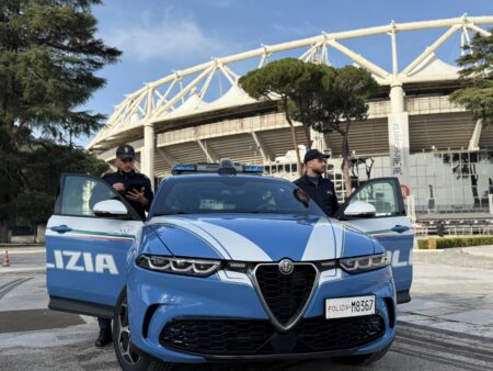 Saluto romano in curva sud all’Olimpico, la Digos identifica 14 tifosi della Roma