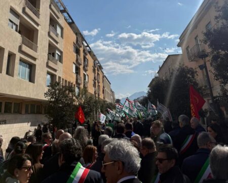 Cassino in piazza per Stellantis: operai e sindacati in corteo contro il silenzio industriale
