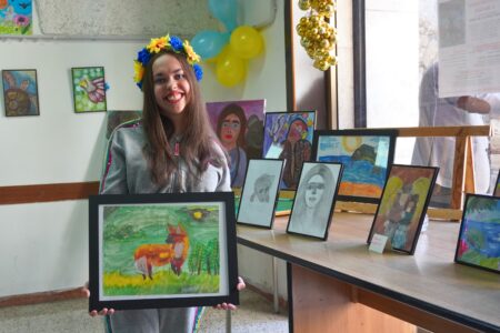 Colori che raccontano l’anima: l’arte di Viktoriia Blaha supera barriere e costruisce inclusione ad Anagni