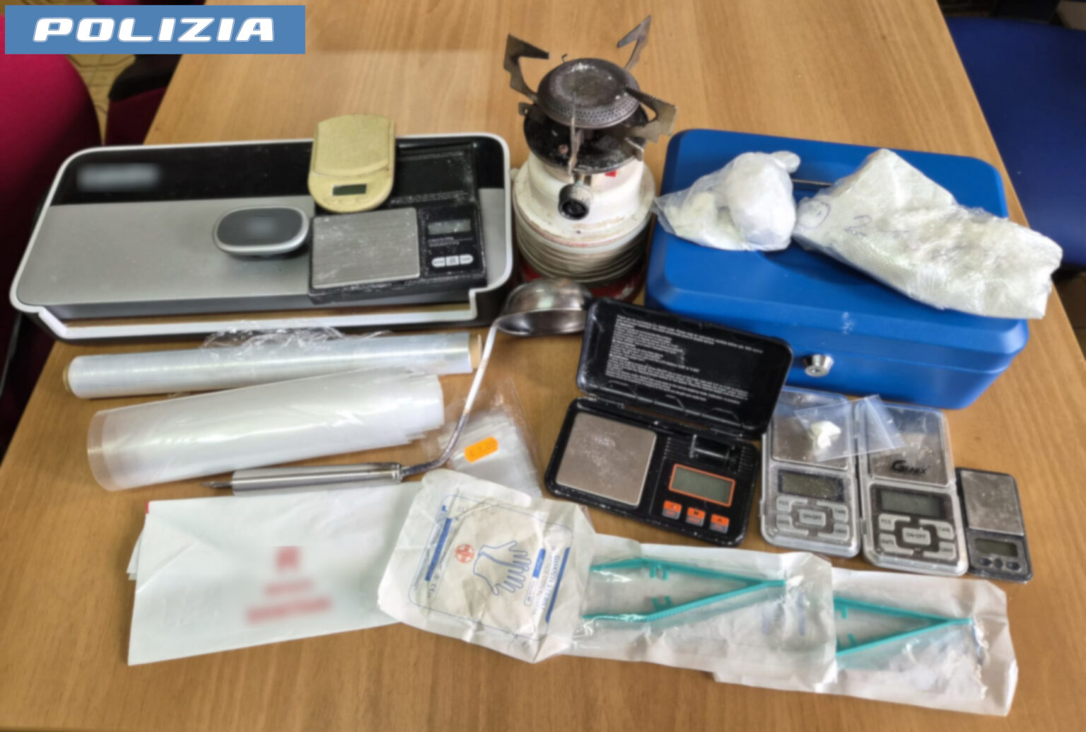 Roma, scoperta raffineria di crack in un box auto: 10 pusher arrestati nei blitz della Polizia