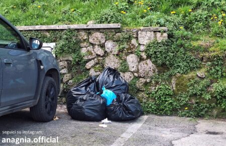 Rifiuti abbandonati nel centro storico di Ferentino: identificato un responsabile, scatta la denuncia penale