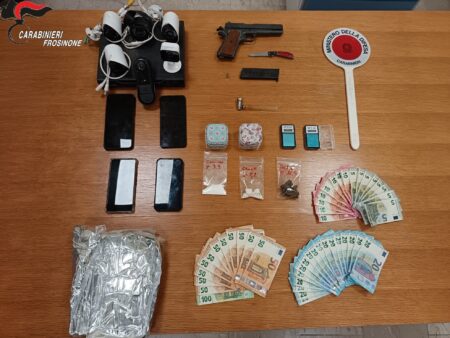 Frosinone, blitz dei Carabinieri in una piazza di spaccio: due arresti e droga sequestrata