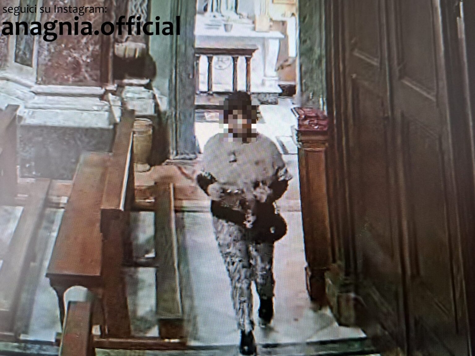 Anagni. Entra in chiesa e distrugge suppellettili, una statua e taglia i cavi dei microfoni: i Carabinieri a caccia della responsabile