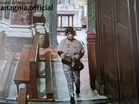 Anagni. Entra in chiesa e distrugge suppellettili, una statua e taglia i cavi dei microfoni: i Carabinieri a caccia della responsabile