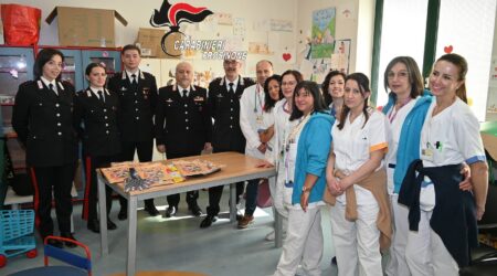 Carabinieri al reparto di Pediatria all’ospedale di Frosinone: colori e sorrisi per i piccoli pazienti
