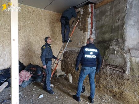 Roma, il bunker della “cocaina rosa”: colpo al narcotraffico tra la Capitale e l’area tiburtina