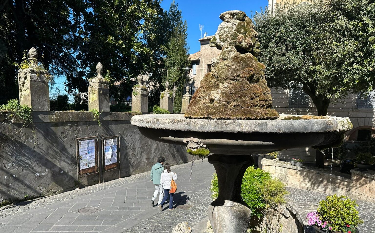 La cimasa della fontana di Piazza Massimo D’Azeglio ad Anagni: cento anni di storia soffocati da muschio, incrostazioni e abbandono