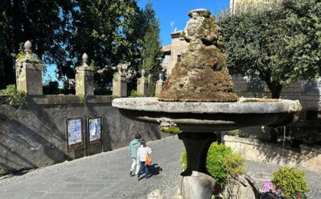 La cimasa della fontana di Piazza Massimo D’Azeglio ad Anagni: cento anni di storia soffocati da muschio, incrostazioni e abbandono