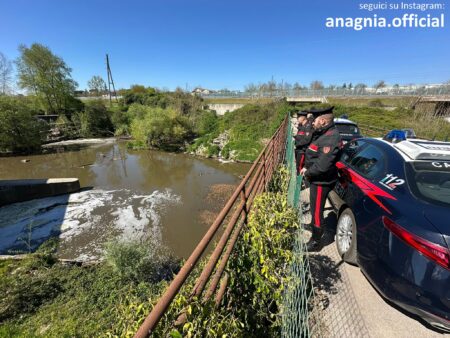 Disastro ambientale nel fiume Sacco: quintali di letame scaricati abusivamente nella notte, acqua color fango fino a Frosinone