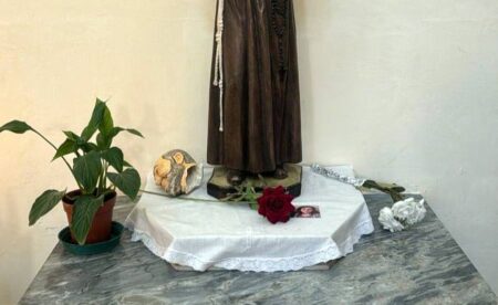 Frosinone, decapitata la statua di Padre Pio nella chiesa di San Benedetto: indaga la Polizia di Stato