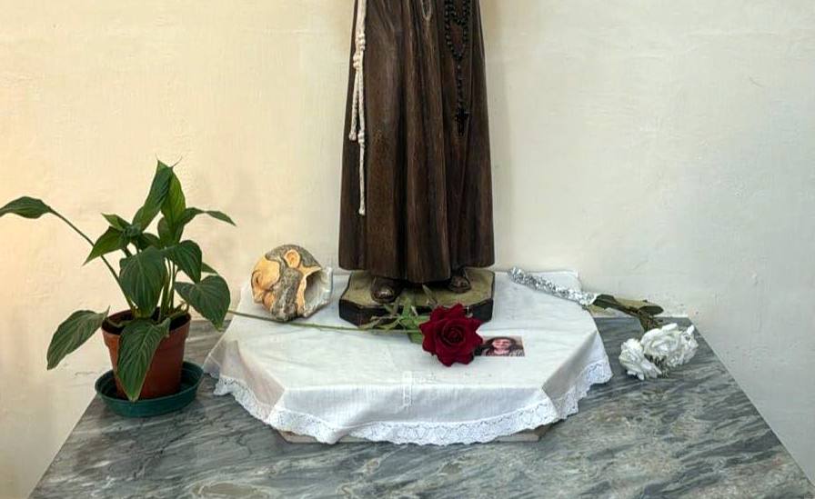 Frosinone, decapitata la statua di Padre Pio nella chiesa di San Benedetto: indaga la Polizia di Stato