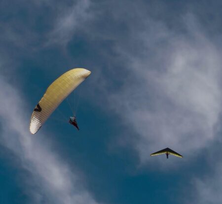 Deltaplano finisce tra gli alberi sul Monte Scalambra: pilota illeso dopo la caduta