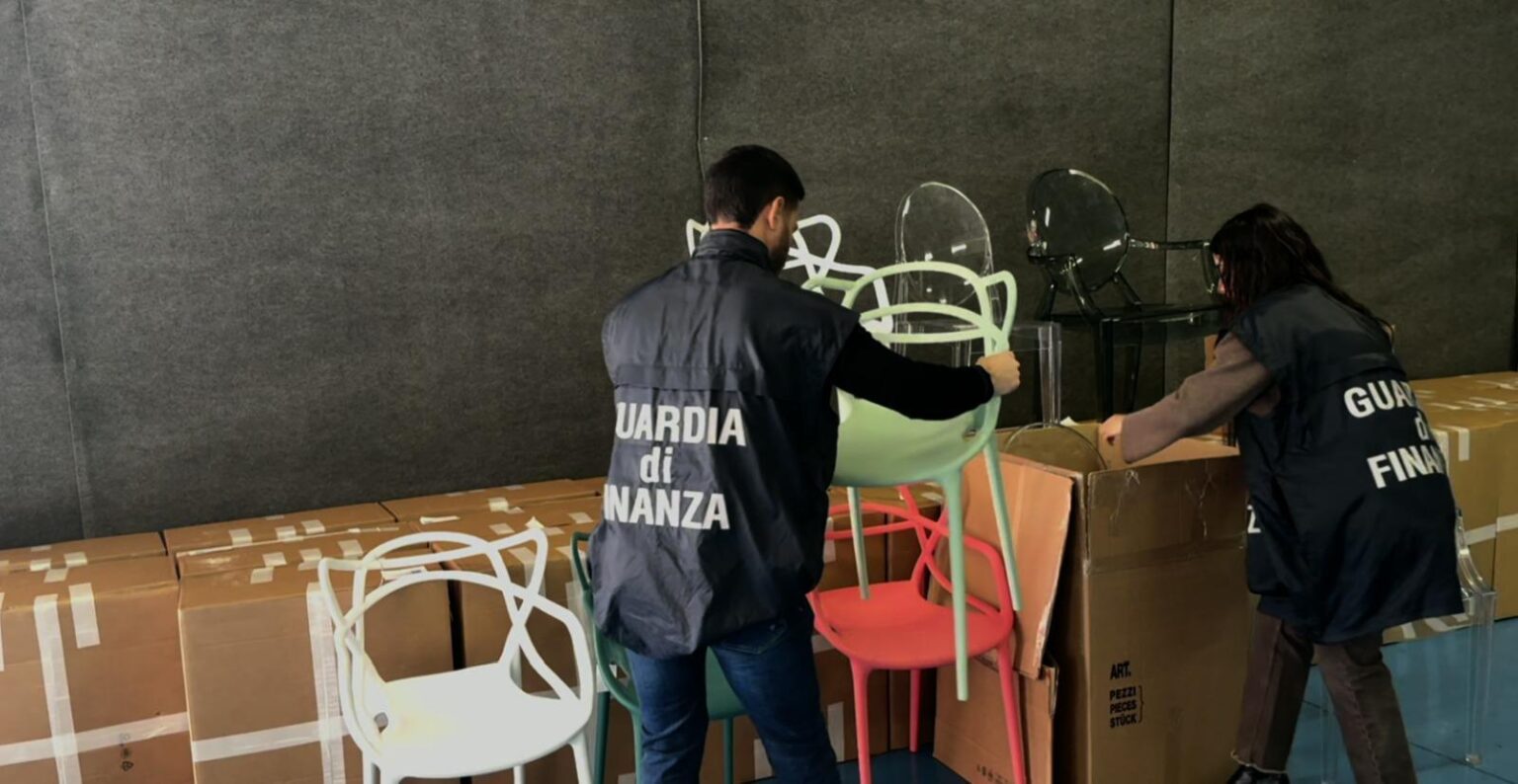 Contraffazione nel design italiano, operazione “Gamba Corta”: sequestrate 6.500 lampade e sedute. C’è anche Ceprano