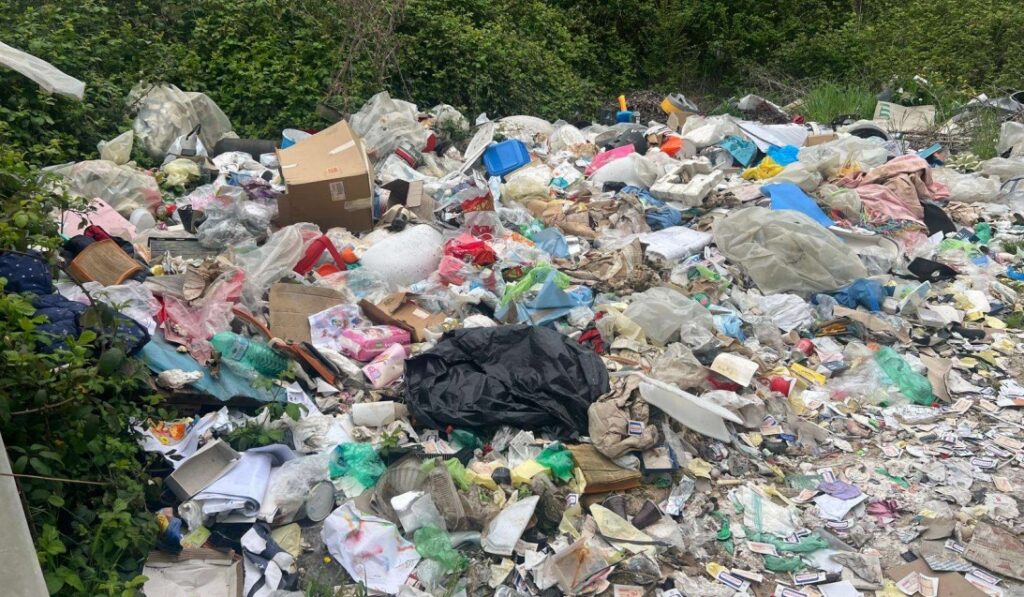 Cinque metri cubi di rifiuti abbandonati in periferia: denunciato il responsabile a Frosinone