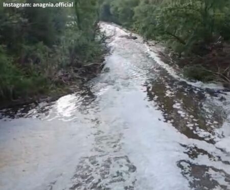 Fiume Sacco, nuovo episodio di schiuma a Ponte della Mola: il Comune di Castro dei Volsci diffida gli enti e chiede controlli continui