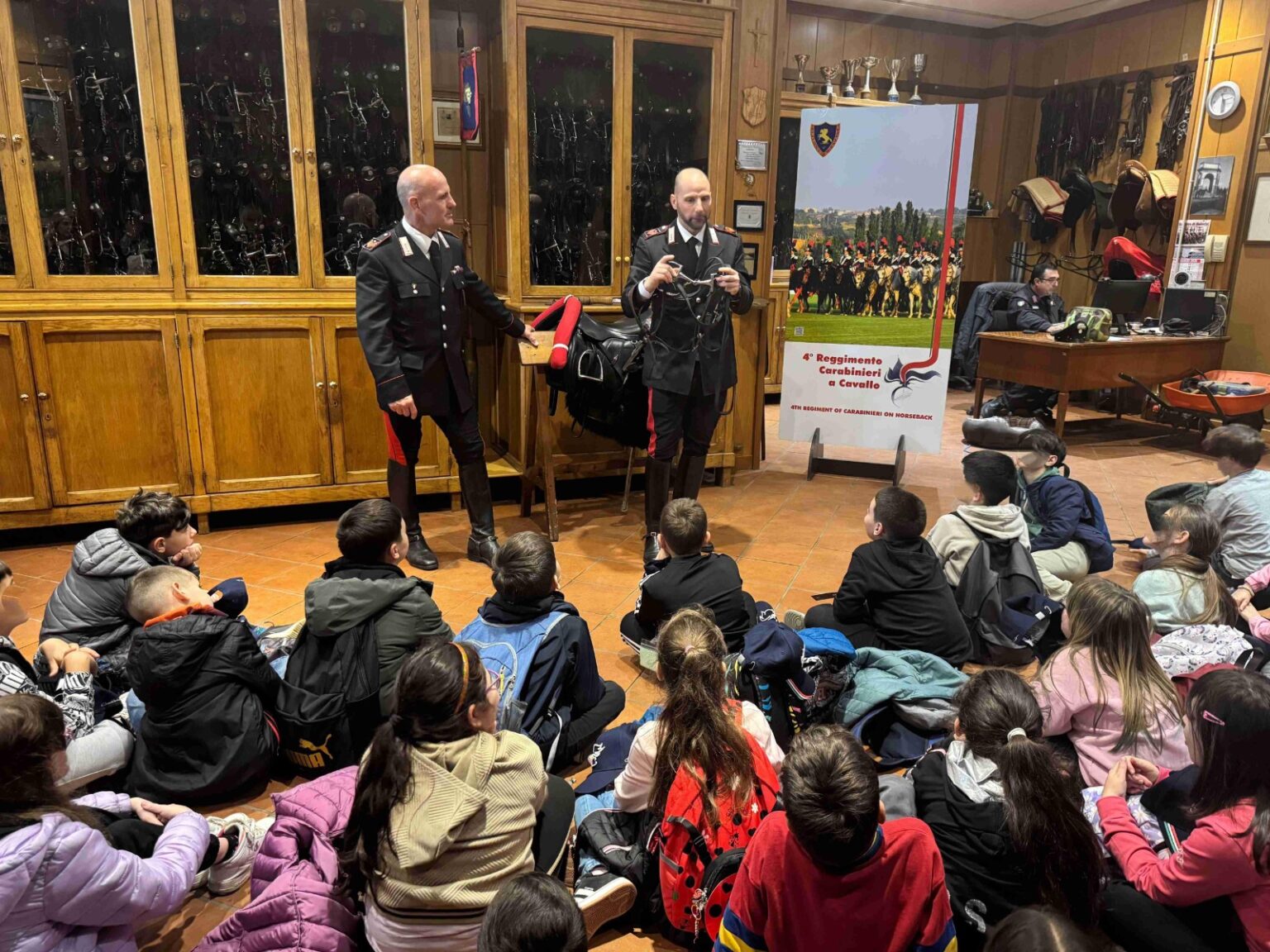 Artena, i Carabinieri a cavallo aprono le porte agli studenti: lezione di legalità tra storia, cavalli e valori civici