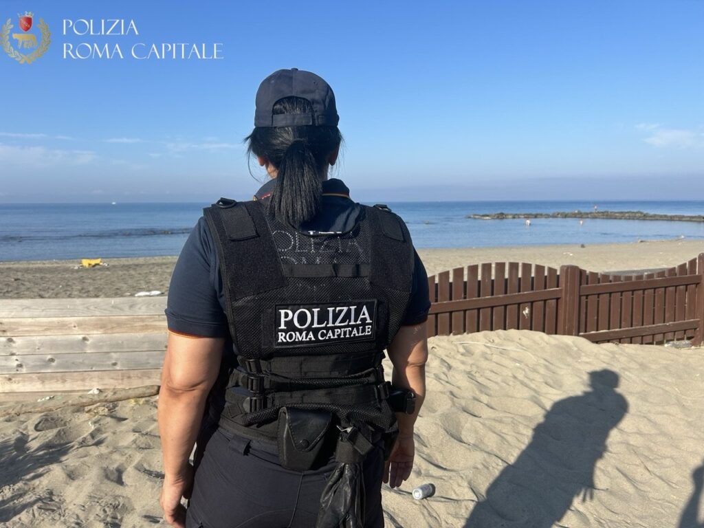 Ostia, operazione decoro sul lungomare Toscanelli: intervento della Polizia Locale tra rifiuti e giacigli