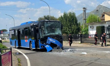 Castrocielo, scontro tra due autobus sulla Via Casilina: grave un passeggero elitrasportato a Roma