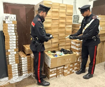 Droga, armi e decine di computer rubati: arrestato 32enne romeno a Roma Termini