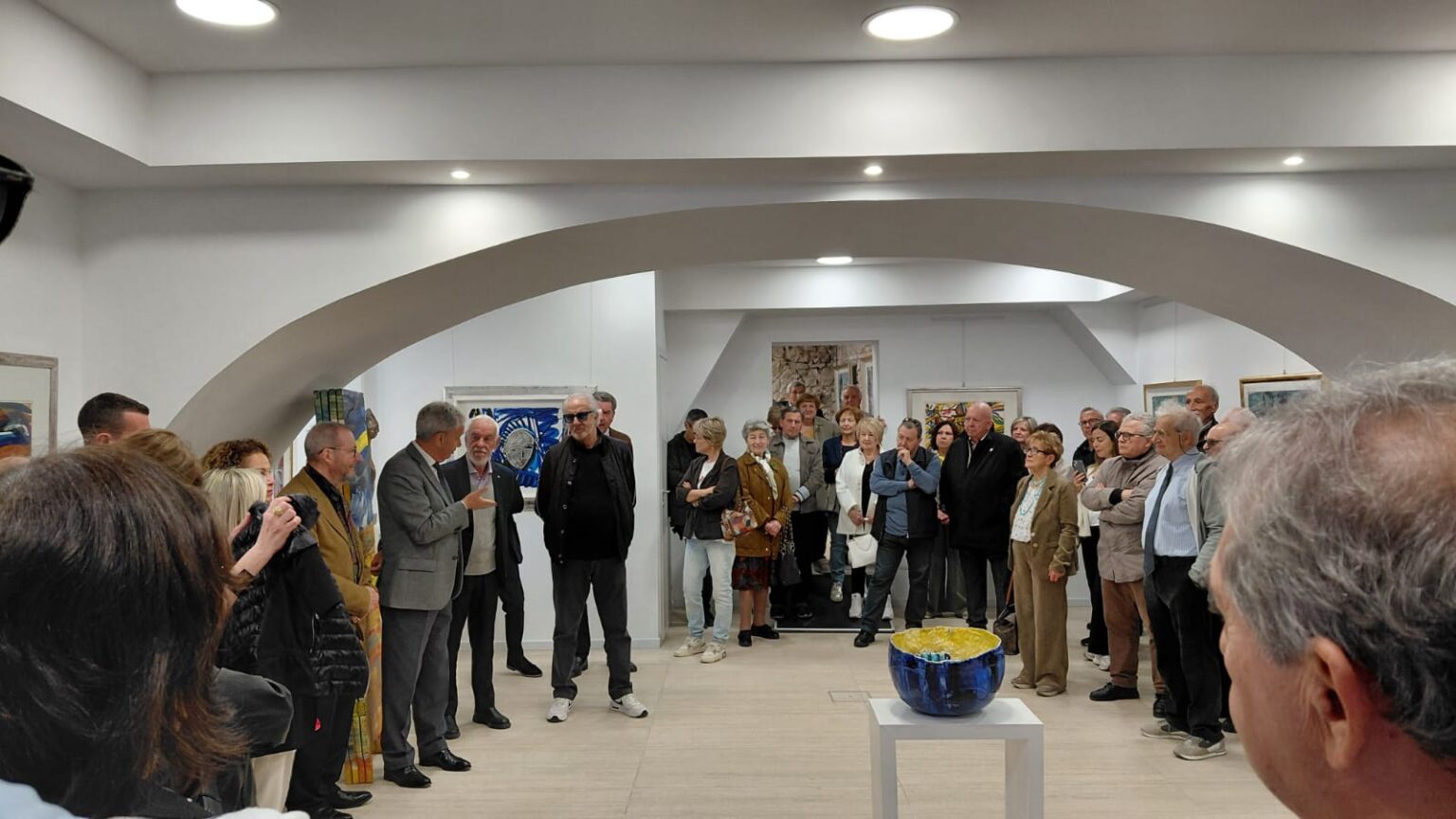 Ferentino, la retrospettiva di Enzo Arduini incanta il pubblico: cinquant’anni d’arte in mostra fino al 10 maggio
