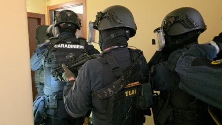 Roma. Quarticciolo sotto il controllo dei Carabinieri: trovate una pistola nascosta sotto il materasso di un bambino e 350 dosi sequestrate; sei gli arresti