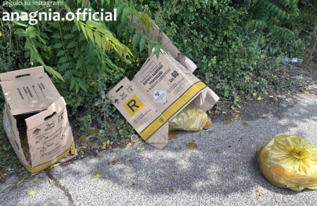 Rifiuti sanitari pericolosi abbandonati in strada ad Anagni: materiale infettivo sparso sull’asfalto